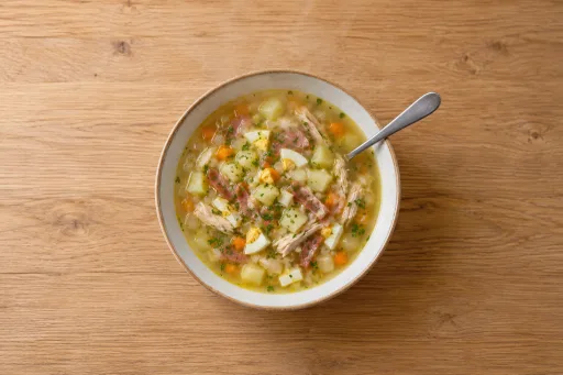 Sopa de pollo y jamón