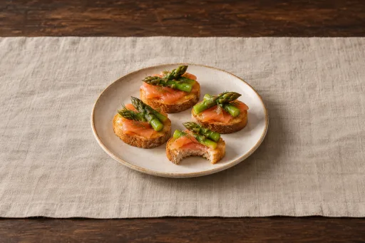Mini tostas de espárragos con salmón