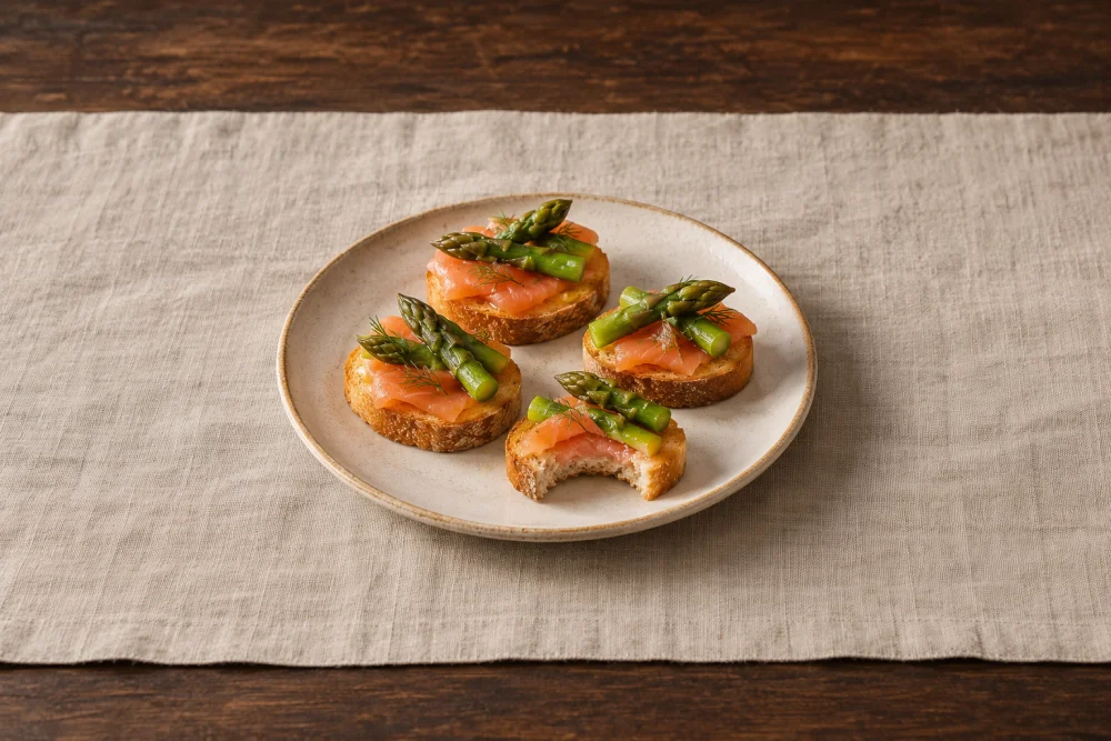 Mini tostas de espárragos con salmón