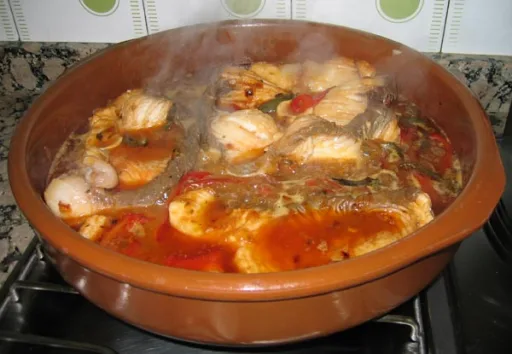 Cazón a la salsa de tomate y pimientos