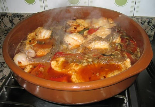 Cazón a la salsa de tomate y pimientos