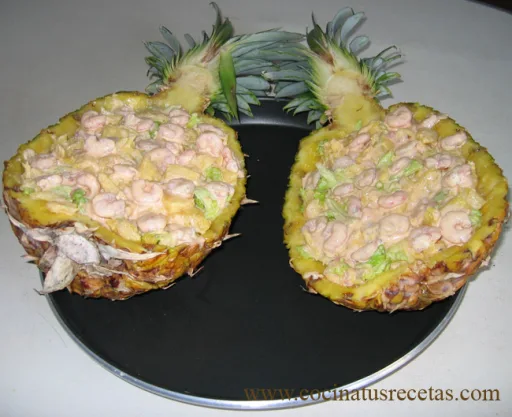 Piña rellena de gambas en salsa rosa