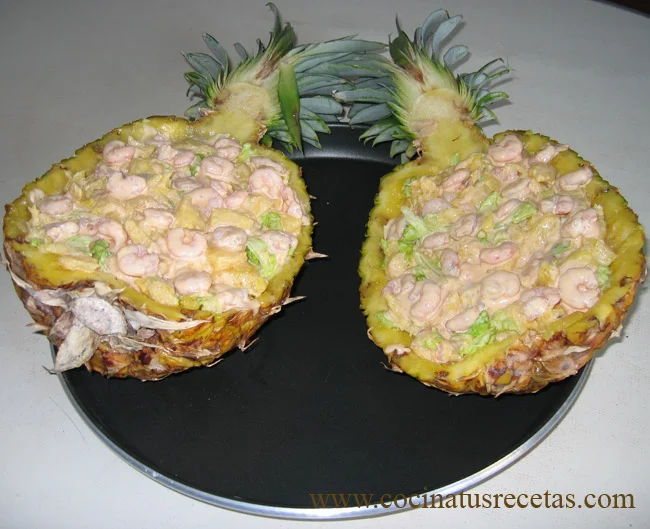 Piña rellena de gambas en salsa rosa
