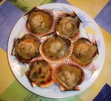 Vieiras gratinadas con salsa de cava