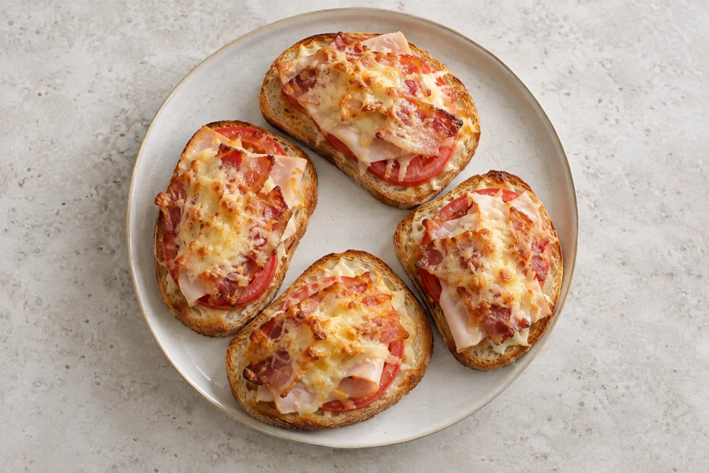 Tosta de pechuga con bacon